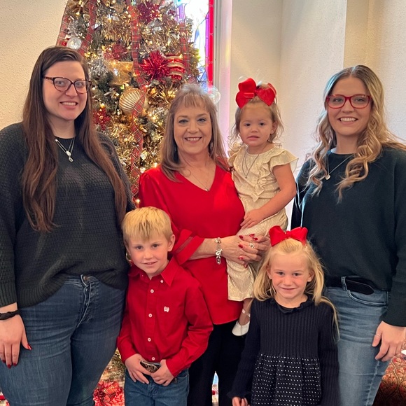 Meet your Posher, Janet - Picture 2 of 5